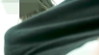 Uma MILF faz um boquete em um estranho na sala de espera em uma cena XXX!