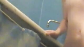 Amateur babe sucks dick