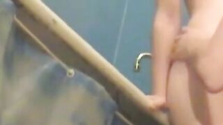 Amateur babe sucks dick