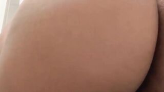 Mulher casada excita-se em público e não consegue se conter durante a masturbação.
