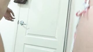 Moça exibe seus biquínis menores, fios de natação e tangas em ensaio sensual.