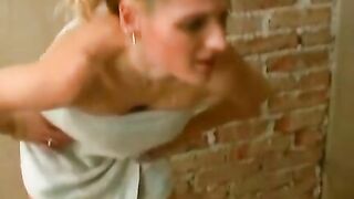 Hottie gives a steamy blowjob