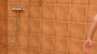 Hottie gives a steamy blowjob