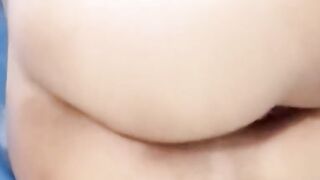 Morena brasileira masturbando com faux-cock anal e levando gozada na boca e peitos.