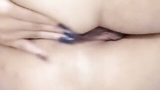 Morena brasileira masturbando com faux-cock anal e levando gozada na boca e peitos.