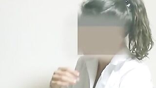 A médica realiza um boquete no paciente até ele gozar durante um tratamento
