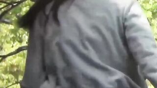 Cameraman captures shy girls who had to pee outside