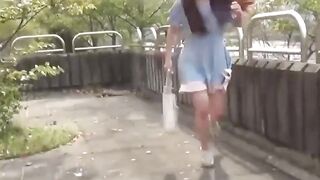 Cameraman captures shy girls who had to pee outside