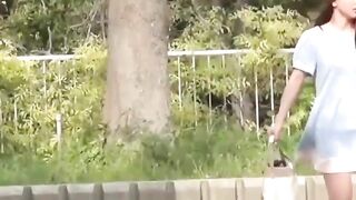 Cameraman captures shy girls who had to pee outside