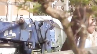 Cameraman captures shy girls who had to pee outside