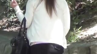 Cameraman captures shy girls who had to pee outside