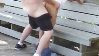 Abuelo y gordito: sexo público con maduros amateurs