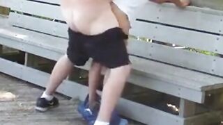 Abuelo y gordito: sexo público con maduros amateurs