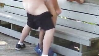Abuelo y gordito: sexo público con maduros amateurs