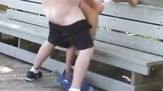 Abuelo y gordito: sexo público con maduros amateurs