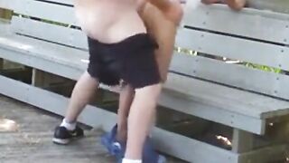 Abuelo y gordito: sexo público con maduros amateurs