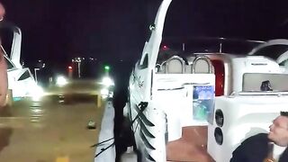 Realizei minha fantasia sexual num barco com um marinheiro em um ménage intenso.
