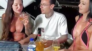 Realizei minha fantasia sexual num barco com um marinheiro em um ménage intenso.