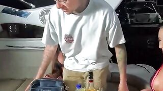 Realizei minha fantasia sexual num barco com um marinheiro em um ménage intenso.
