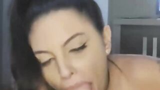 A mulher faz um boquete até receber a ejaculação na boca, vídeo pornô quente!