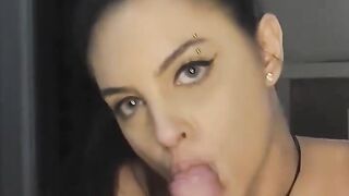 A mulher faz um boquete até receber a ejaculação na boca, vídeo pornô quente!