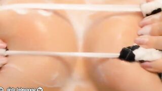 Belas garota em cosplay de vaca recebe banho quente nos seios e boca em vídeo