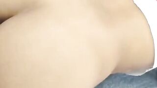 Morena com corpo lindo transa escondida dos pais em cenas quentes de sexo amador.