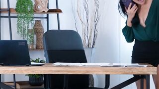 Jade Greene manages to suck and fuck Juan while on the phone