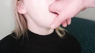 Пальцы в горле