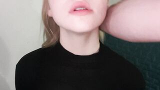 Пальцы в горле