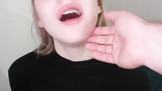 Пальцы в горле