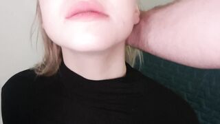 Пальцы в горле