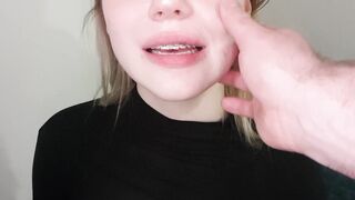 Пальцы в горле