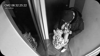 Concealed camera - fiance blown the postman while hubby inside