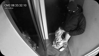 Concealed camera - fiance blown the postman while hubby inside
