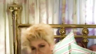Housewife Masturbates At Home Alone With A Dildo To Enjoy