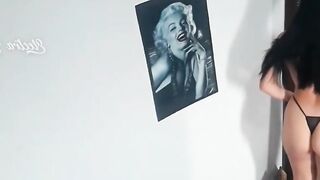 Ela está a escolher a calcinha que vai usar hoje no seu diário voyeur.