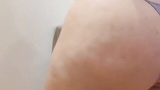 Uma brasileira exibe seu bumbum enquanto rebola na cadeira em cena de sexo