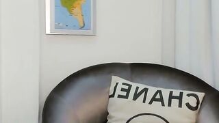 Uma professora sensacional é flagrada a masturbar-se depois de uma aula online.