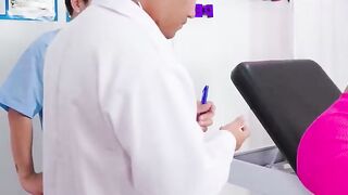O que o doutor está fazendo? O leite no seu traseiro vai curar seu resfriado!