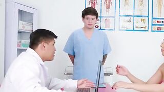 O que o doutor está fazendo? O leite no seu traseiro vai curar seu resfriado!