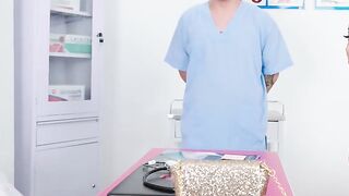 O que o doutor está fazendo? O leite no seu traseiro vai curar seu resfriado!