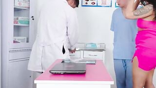 O que o doutor está fazendo? O leite no seu traseiro vai curar seu resfriado!