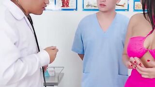 O que o doutor está fazendo? O leite no seu traseiro vai curar seu resfriado!