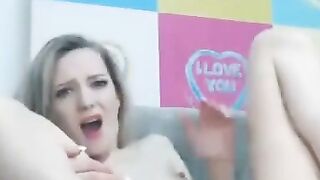 Sexy Babe Fucks Her Thick Toy Like a Total Pro