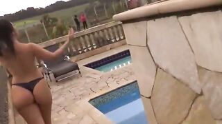 Garota de bunda grande fode na beira da piscina - a melhor pornografia brasileira!