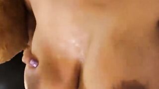 Gangbang caseiro com a deusa Tina Fire e suas grandes mamas ébano em vídeo 4k XXX.