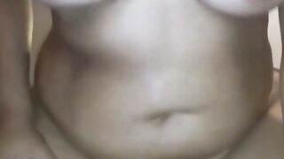 Morena peituda cavalga com sensualidade em cena caseira e ardente de sexo amador.