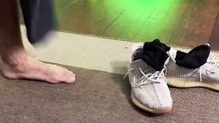 Foot Worship - Foot Fetish Goddess Gives Handjob to Stud With Perfect Feet