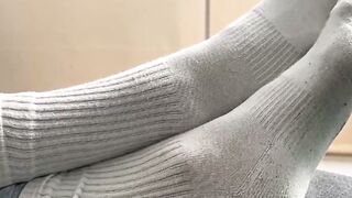 Finn's Muscular Body Showcase - Close-up View of Soft Feet & Abs Revealed